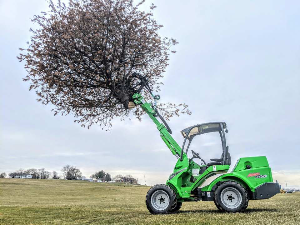 Grüner und schwarzer John Deere Traktor auf der grünen Wiese tagsüber